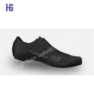 Płaskie buty z włókna węglowego w obuwiu
